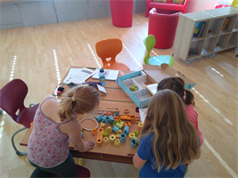 Kinder bei der schulischen Nachmittagsbetreuung in Gloggnitz